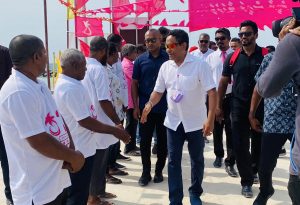 ރައީސް ޔާމީނަށް ކުރެންދޫ ރައްޔިތުންގެ ހޫނު މަރުހަބާއެއް