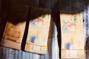 ކެނދިކުޅުދޫ ގެއަކުން ވަގަންނެގި 180،000 އަށް ވުރެ ގިނަ ރުފިޔާ ހޯދައިފި