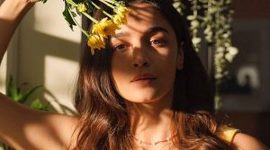 އާލިއާ މިހާރު އުޅެނީ ގެއިން ނުނިކުމެ، އަމިއްލައަށް ގޭބަންދު ވެގެން!