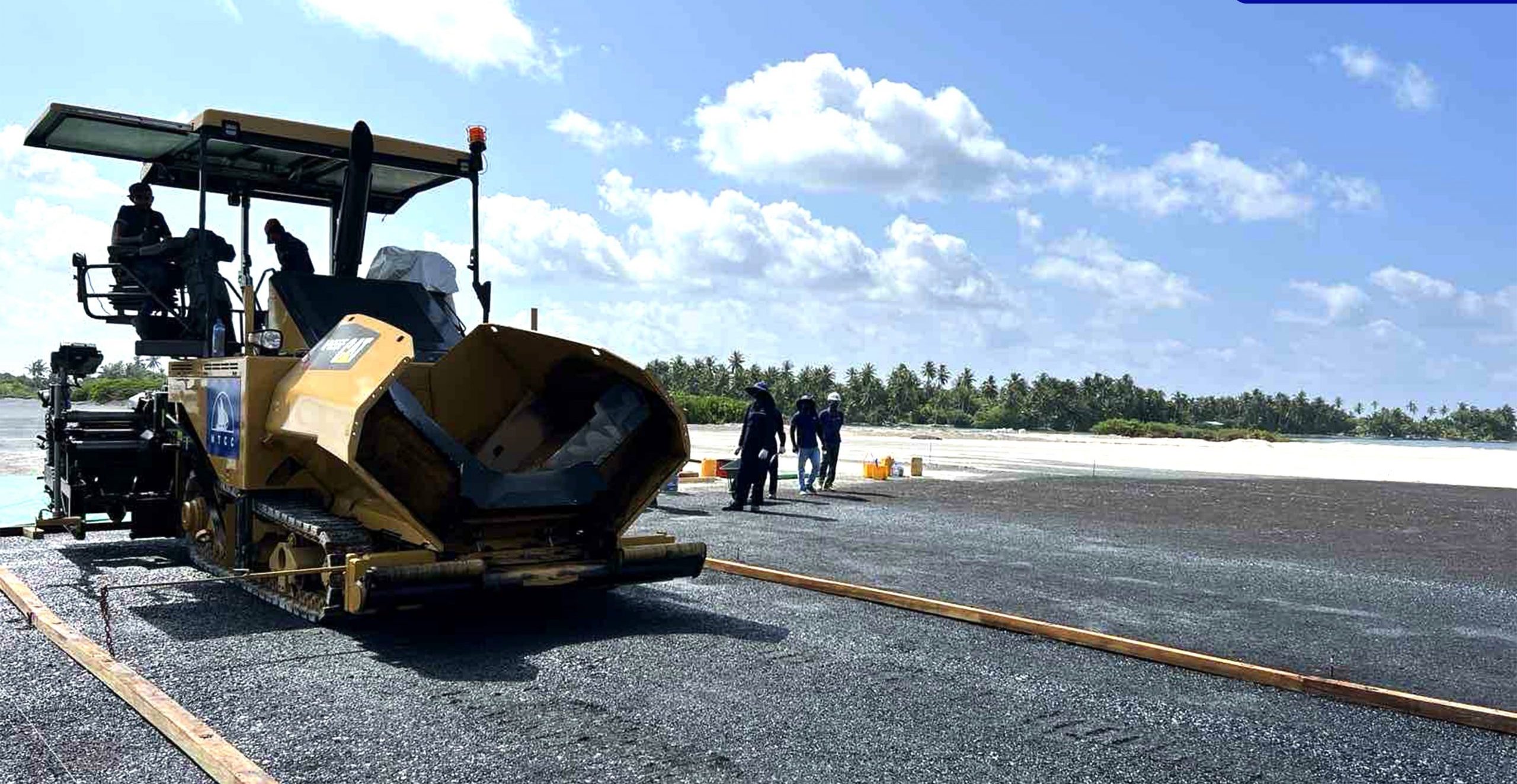 ފަރެސްމާތޮޑާ އެއަރޕޯޓްގެ ރަންވޭގައި ތާރު އެޅުމުގެ މަސައްކަތް ފަށައިފި