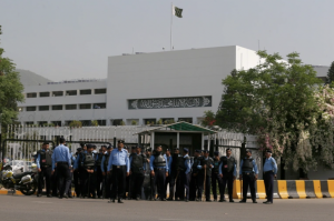 އިމްރާން ޚާން މަގާމުން ދުރުކުރުމަށް، ޕާކިސްތާން ގާނޫނުހަދާ މަޖިލިހުގައި މިއަދު ވޯޓަށް އެހުމަށް މަސައްކަތް ކުރަނީ