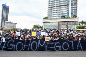 ރާޖަޕަކްސަގެ އާއިލީ ވެރިކަމާ ދެކޮޅަށް ސްރީ ލަންކާގެ އެތައް ހާސްބަޔަކު މުޒާހިރާ ކޮށްފި