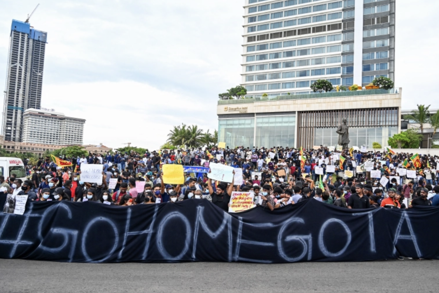 ރާޖަޕަކްސަގެ އާއިލީ ވެރިކަމާ ދެކޮޅަށް ސްރީ ލަންކާގެ އެތައް ހާސްބަޔަކު މުޒާހިރާ ކޮށްފި