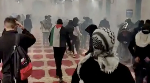 އަޤްސާ މިސްކިތުގައި ނަމާދުކުރަން ތިބި މީހުންގެ ތެރެއަށް، ޑްރޯންގެ ބޭނުންކޮށްގެން އިސްރާއީލުން ކަރުނަ ގޭސް ޖަހައިފި