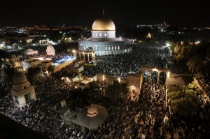 ލައިލަތުލް ޤަދުރި ވިލޭރެއަށް މަސްޖިލުން އަޤްސާއަށް 250،000 މުސްލިމުން ޖަމާވެއްޖެ