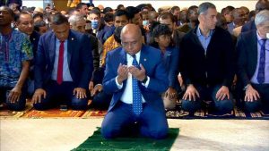 ޝާހިދުގެ ފަހަތުގައި އިނީ ފިރިހެން ކުއްޖެއް: ޖެންޑަރ