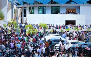 އެތައް ސަތޭކަ ބަޔަކާއިއެކު ކުރި ހުކުރު ނަމާދަށްފަހު ސަލްމާން މިސްކިތް ނަމާދުކުރުމަށް ހުޅުވާލައިފި