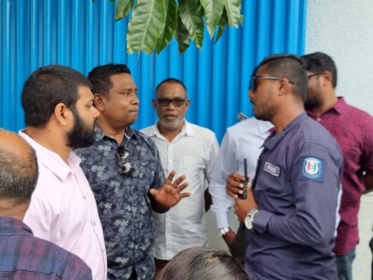 ކޯޓު ޢަމުރާއެކު "އިންޑިއާ އައުޓް" ބެނާ ބަލާ އިދިކޮޅުން ފުލުހަށް ގޮސްފި
