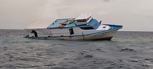 8 މީހުންނާއެކު ދަތުރުކުރި ދޯންޏެއް ފަރަށް އަރައިފި