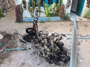 ފުލުހެއްގެ ސައިކަލުގައި ރޯކޮށްލި މީހެއްގެ މައްޗަށް ދައުވާކޮށްފި