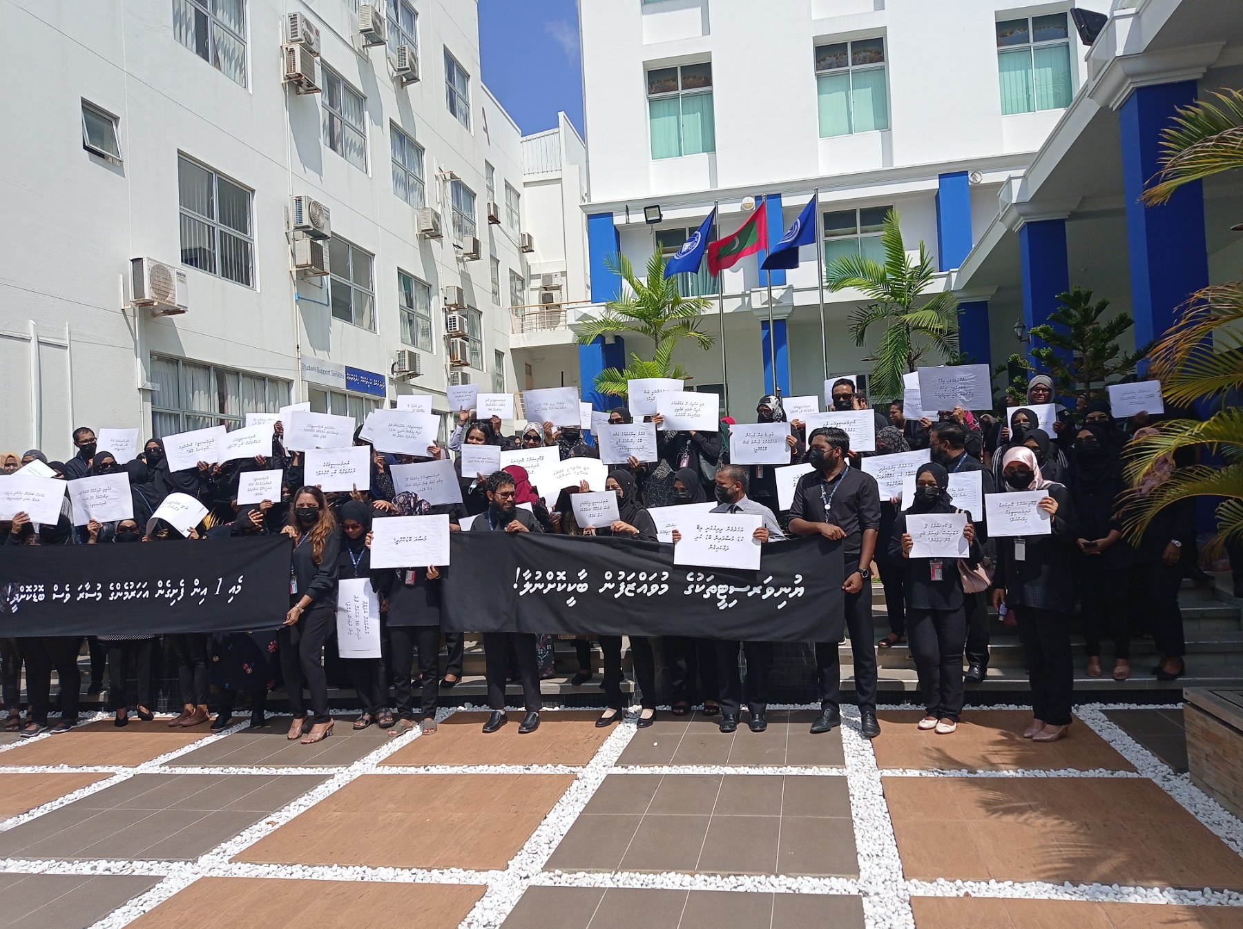 ލެކްޗަރާއިން ބާކީ ނުކޮށް މުސާރަ ބޮޑުކޮށްދިނުމަށް ގޮވާލާ އިހްތިޖާޖު ކުރަން ފަށައިފި