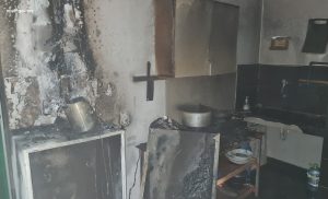 ގޭސް ފުޅިއެއް ގޮވައި އަންހެނެއްގެ މޫނު ފިހި، ފަރުވާދެނީ