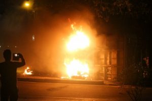 ހިނގި ހަމަނުޖެހުންތަކުގައި، މަހިންދަ ރާޖަޕަކްސަގެ މައިފުނު ގެވެސް ވަނީ އަންދާލާފަ