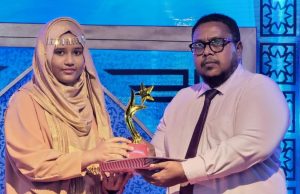 ލަންކާގައި ދިވެހިންނަށް ބޭއްވި ޤުރުއާން މުބާރާތާއި މަދަހަ މުބާރާތުގެ އިނާމު ދީފި