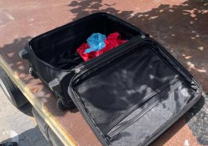 ނުރައްކާތެރި އެއްޗެއް އޮތްކަމަށް ހީވެގެން ޗެކްކުރި އިރު ހުސް ފޮއްޓެއް