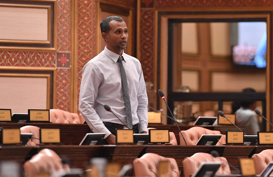 ދައުލަތް އޮތީ ލައިގެން ކާނެ އެއްޗެއްނެތް ހާލަތުގަ: ޓޮމް