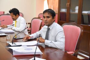 ސިފައިންނާއި ފުލުހުންގެ ފްލެޓްތަކުގެ އަގު ކުޑަކުރެވޭނެ ގޮތެއް ހޯދަންޖެހޭ: ކޮމިޓީ