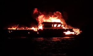 ނުވަ މީހުންނާއެކު ދަތުރު ކުރަމުންދިޔަ ސަފާރީއެއްގައި ރޯވެ އަޑިއަށް ހިނގައްޖެ