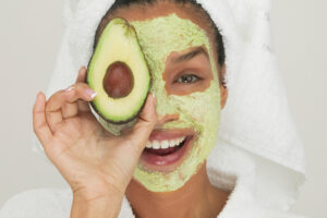 މޫނު އުޖާލާ ކޮށްލުމަށް އެވަކާޑޯ މާސްކް!