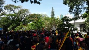 ލަންކާގެ ހާލަތު އިތުރަށް ގޯސްވެ، ބައެއް ސަރަހައްދު ތަކުގައި ކާފިއު އިއުލާންކޮށްފި