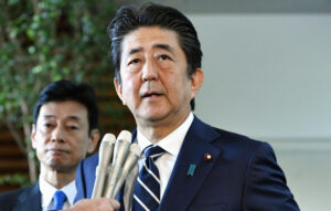 ފަރުވާ ދެމުން ދަނިކޮށް ޖަޕާންގެ ކުރީގެ ބޮޑުވަޒީރު އަބޭ އަވަހާރަވެއްޖެ