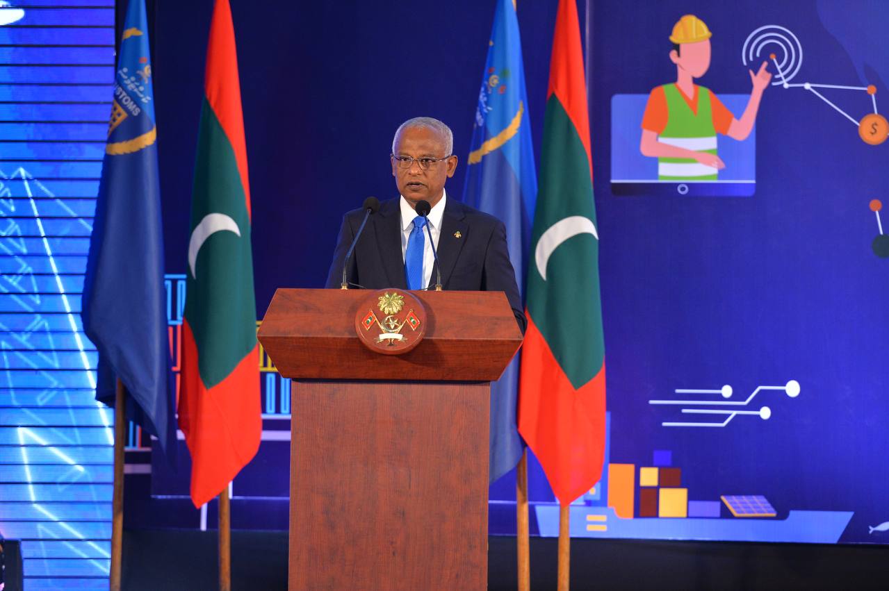 ކަސްޓަމްސްގެ މުވައްޒަފުންނަށް ފްލެޓާއި އިންޝިއުރަންސް ހަމަޖައްސައިދޭނަން: ރައީސް