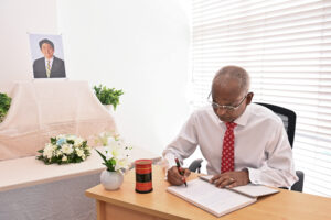 ޖަޕާނުގެ ކުރީގެ ބޮޑުވަޒީރުގެ ތަޢުޒިޔާގެ ދަފްތަރުގައި ރައީސް ސޮއިކުރައްވައިފި