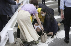 ބަޑީގެ ހަމަލާއަށްފަހު ޖަޕާނުގެ ކުރީގެ ބޮޑުވަޒީރު އަބޭ ނާޒުކު ހާލަތުގައި