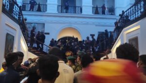 ލަންކާ ރައްޔިތުން ނުހިފެހެއްޓުނު، ރައީސްގެ ގެކޮޅަށް ވަދެގަނެފި