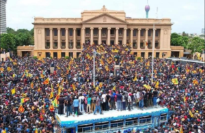 ރައީސް އާއި ބޮޑުވަޒީރުގެ ގެކޮޅު ވެސް އާންމުންގެ އަތްދަށުގައި، އޮތް ގޮތަކީ އިސްތިއުފާދިނުން