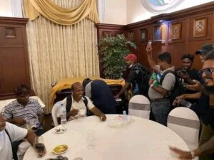 ސްރީ ލަންކާގެ އާންމު ރައްޔިތުން ރިޔާސީ ގަނޑުވަރުގައި، ފޮޓޯނެގުމާއި މަޖަލުގައި އެއްދުވަސް