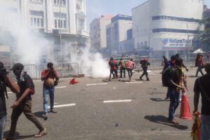 ލަންކާއަށް ބޮޑު ދުވަހެއް، ގޮޓާބަޔާ އިސްތިއުފާ ދިނުމަށް ގޮވާލައި އެންމެން މުޒާހަރާއަށް