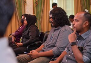 ނޫސްވެރިޔާ އަޒާން ފުލުހަށް ހާޒިރުކުރަނީ