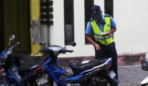 އަނެއްކާވެސް އުޅަނދުތަކުގައި ސްޓިކާޖަހަން ފުލުހުން ފަށައިފި