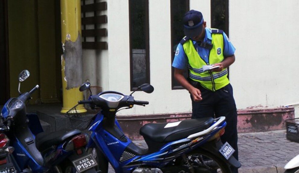 އަނެއްކާވެސް އުޅަނދުތަކުގައި ސްޓިކާޖަހަން ފުލުހުން ފަށައިފި