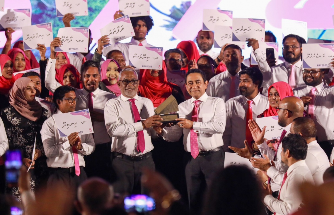 ހުރިހާ ރަށެއްގެ މަންދޫބުންގެ އަތުން ޓިކެޓް ރައީސް ޔާމީނާއި ހަވާލުކޮށްފި