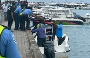 ކަނޑަށް ފުންމާލި މީހަކު ސަލާމަތްކޮށް، ފަރުވާ ދޭން ފަށައިފި