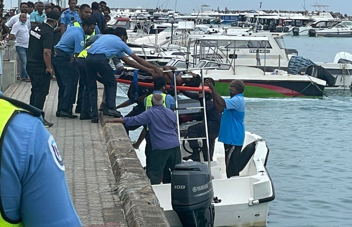 ކަނޑަށް ފުންމާލި މީހަކު ސަލާމަތްކޮށް، ފަރުވާ ދޭން ފަށައިފި