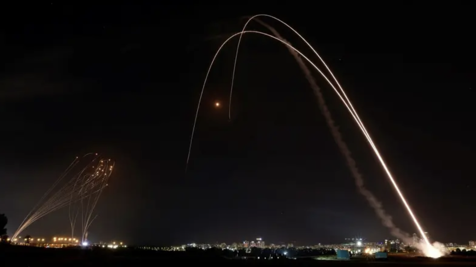 އިސްރާއީލްގެ އުދުވާންއާއި ދެކޮޅަށް ގާޒާއިން އިސްރާއީލަށް ވަރުގަދަ ރޮކެޓް ހަމަލާތަކެއް ދީފި