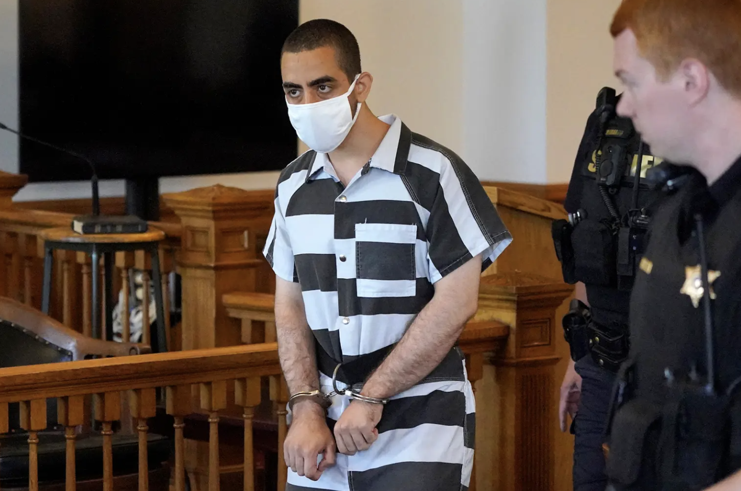 ސަލްމާން ރުޝްދީއަށް ހަމަލާދިން މީހާ އިރާނުގެ ރޫހާނީ ލީޑަރަށް ތައުރީފްކޮށް ވާހަކަ ދައްކައިފި