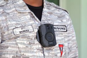 ޖަލަށް ވައްދަން އުޅުނު މަސްތުވާތަކެއްޗާއެކު ޖަލު އޮފިސަރެއް ހައްޔަރުކޮށް، ސަސްޕެންޑްކޮށްފި