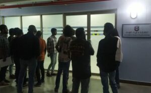 ދަރިވަރުންތަކަކާ ބެހުނު ކަމަށް ބުނެ ޓީޗަރަކަށް އަނިޔާކޮށްފި