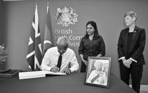 ރާނީގެ ތައުޒިޔާގެ ދަފްތަރުގައި ރައީސްގެ ދެކަނބަލުން ސޮއިކުރައްވައިފި