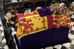 އިނގިރޭސި ރާނީ ކުއީން އެލިޒަބަތު IIގެ ޖަނާޒާ ރަސްމީ އިއްޒަތުގައި ބޭއްވުން