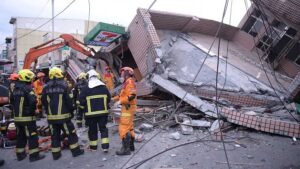 ޓައިވާންއަށް ބާރުގަދަ ބިންހެލުމެއް އައިސް ސުނާމީގެ އިންޒާރު ދީފި