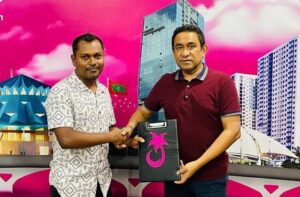 އިކޮނޮމިކް މިނިސްޓްރީގެ ސީނިއާ އެގްޒެކެޓިވް ޑިރެކްޓަރު, ނިޔާޒް އެމްޑީޕީ ދޫކޮށް ޕީޕީއެމް އަށް