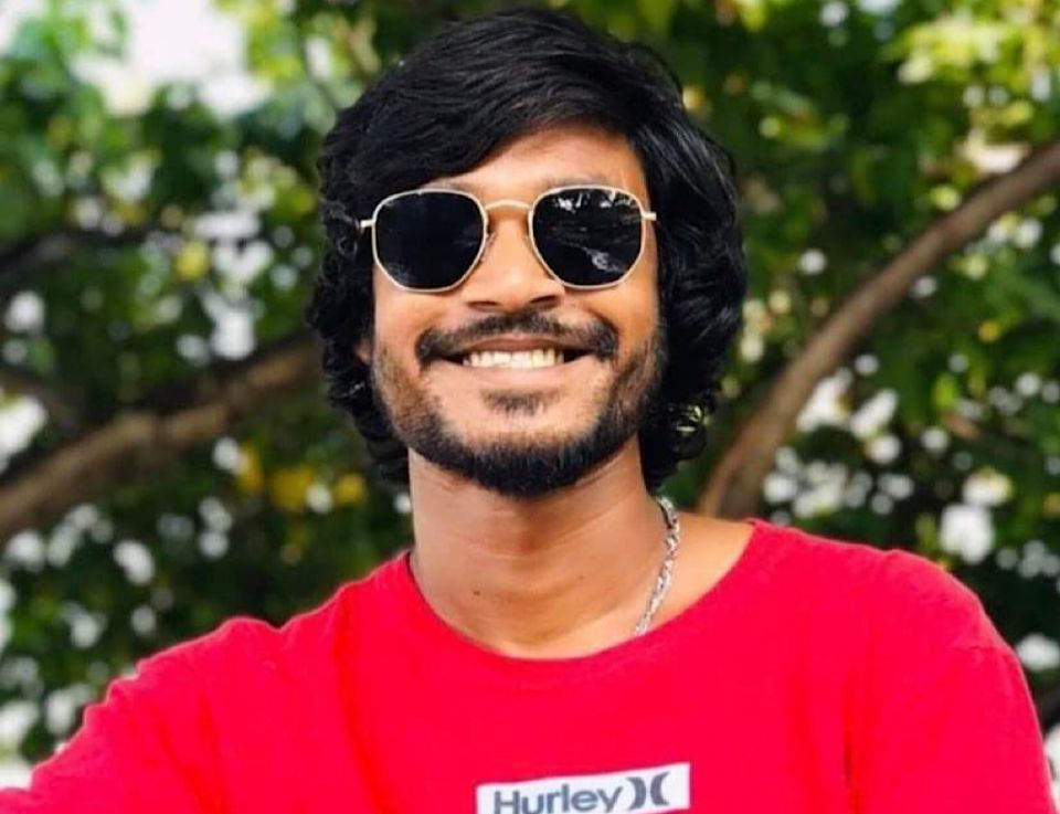 ފެރީއަކުން ދަތުރުކުރި ޒުވާނަކު މޫދަށްވެއްޓި މަރުވެއްޖެ