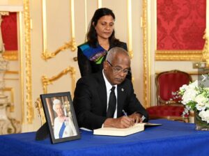 ރައީސްގެ ދެކަނބަލުން ރާނީ އެލިޒަބަތު 2 އަށް އެންމެފަހުގެ އިޙްތިރާމް އަދާކޮށްފި