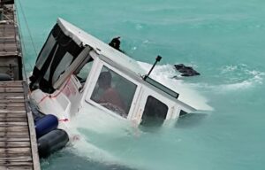 ހަނިމާދޫ އެއާޕޯޓް ޖެޓީގައި އަޅާފައި އޮތް ލޯންޗެއް އަޑިއަށް ގޮސްފި