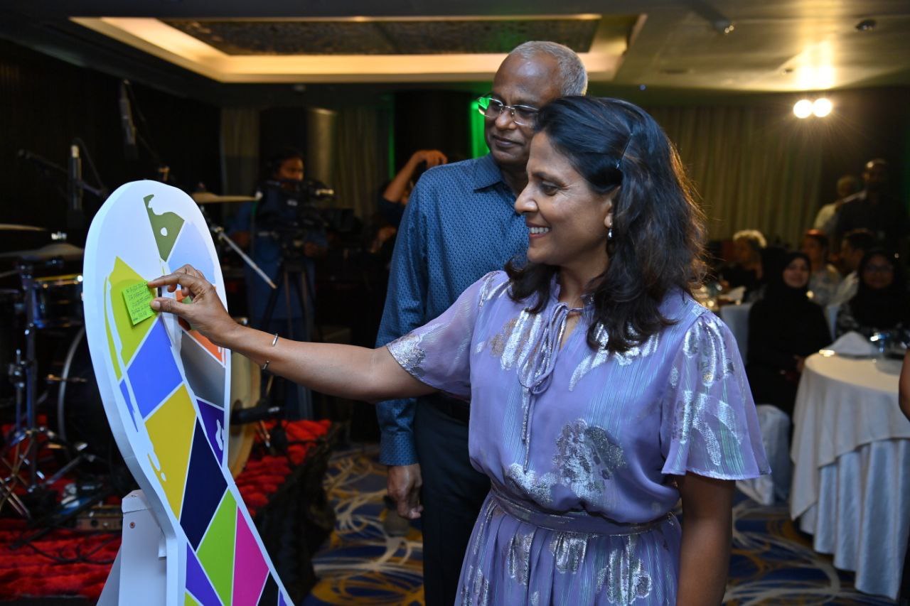 ކެންސަރ ސޮސައިޓީގެ ފަންޑް ރެއިޒިންގ ގާލާ ޑިނަރގައި ރައީސްގެ ދެކަނބަލުން ބައިވެރިވެއްޖެ